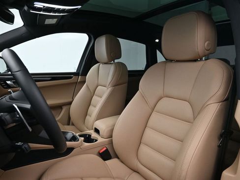 Certified 2026 Porsche Macan AWD/4WD image 5