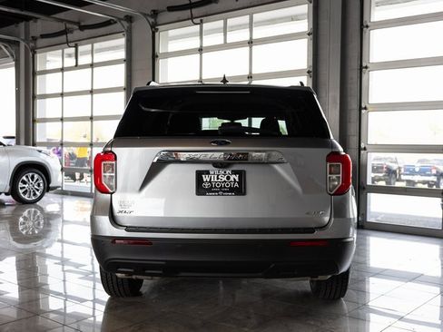 Used 2021 Ford Explorer XLT image 4