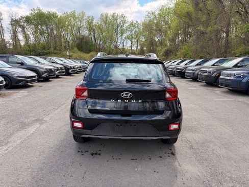 Used 2025 Hyundai Venue SEL FWD image 3