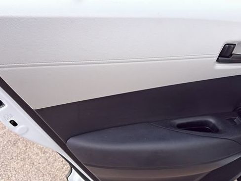 Used 2023 Toyota Corolla Cross L image 21