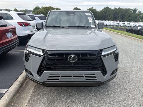 Used 2024 Lexus GX 550 w/ Accessory Package (2T) AWD/4WD image 3