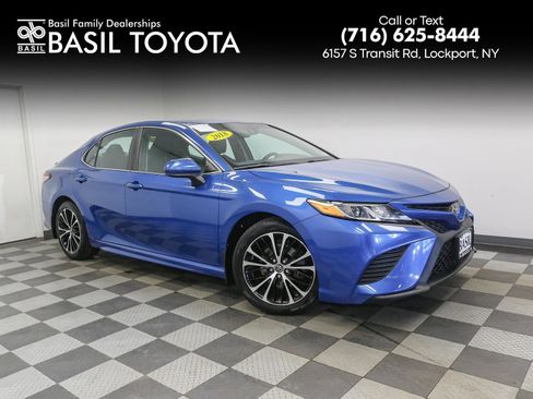 Used 2018 Toyota Camry SE image 1