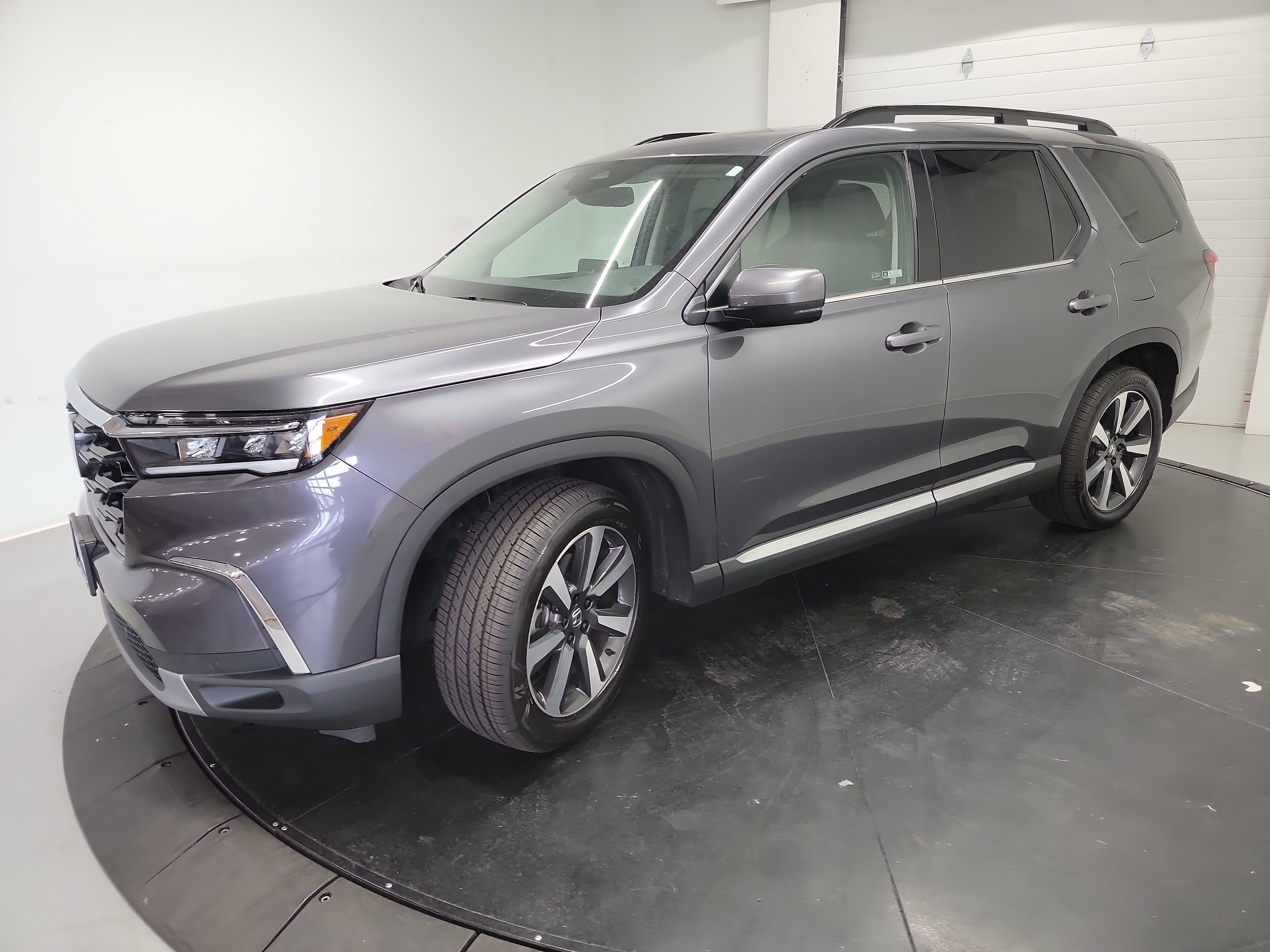 Certified 2025 Honda Pilot Touring image 3