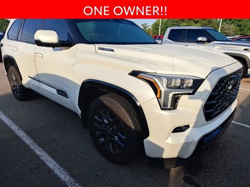Used 2025 Toyota Sequoia Platinum AWD/4WD image 3