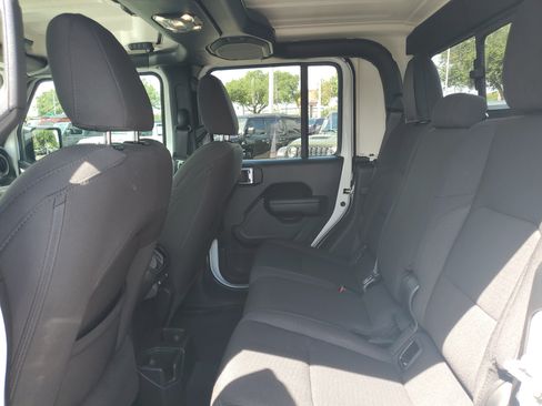 Used 2023 Jeep Gladiator Sport AWD/4WD image 13