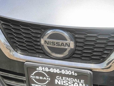 Used 2020 Nissan Versa SR FWD image 5