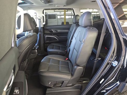 Used 2024 Kia Telluride EX w/ EX Captain's Chair Package AWD/4WD image 8