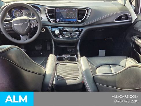 Used 2025 Chrysler Pacifica Limited FWD image 8