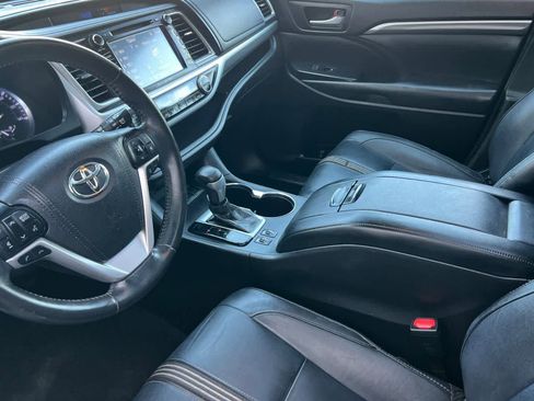 Used 2018 Toyota Highlander SE FWD image 12