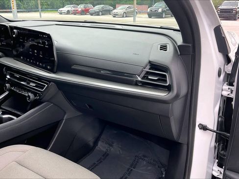 Used 2025 Chevrolet Traverse LT FWD image 17