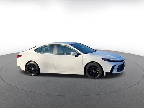 Used 2025 Toyota Camry SE image 2