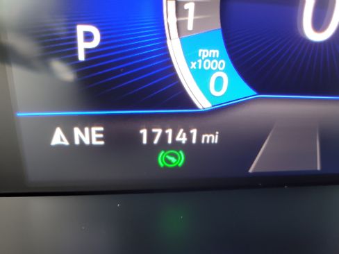 Used 2024 Volkswagen Taos SE w/ Panoramic Sunroof Package FWD image 32