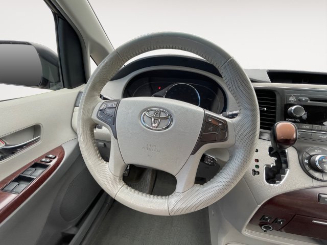Used 2012 Toyota Sienna XLE FWD image 12