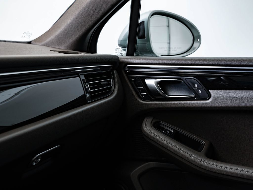 Certified 2025 Porsche Macan AWD/4WD image 39