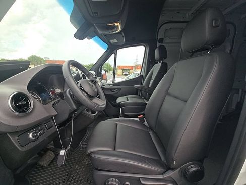 Used 2025 Mercedes-Benz Sprinter 2500 image 7