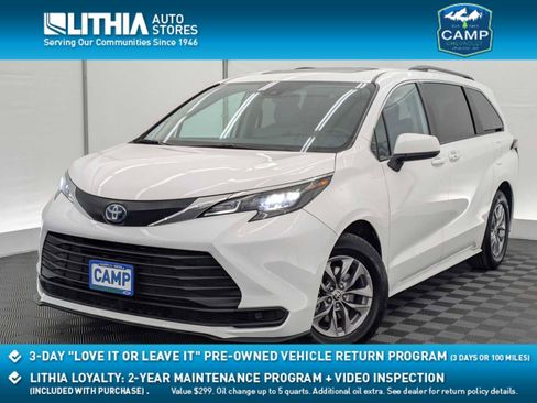 Used 2024 Toyota Sienna LE w/ LE Plus Package image 1