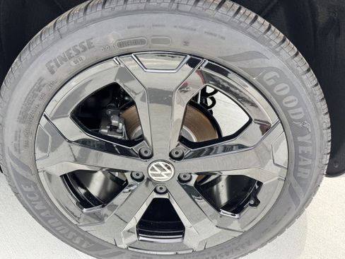 New 2025 Volkswagen Taos SEL image 33