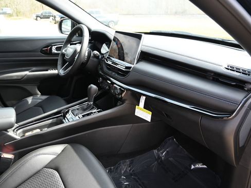 New 2026 Jeep Compass Latitude image 24