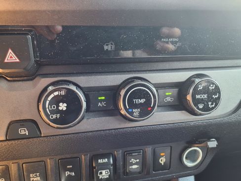 Used 2018 Toyota Tacoma TRD Sport w/ Technology Package RWD image 7