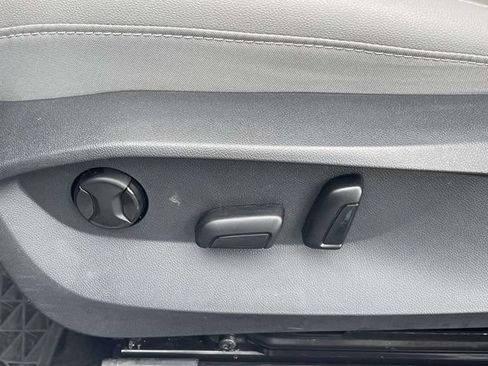 Certified 2024 Volkswagen Taos SE FWD image 17