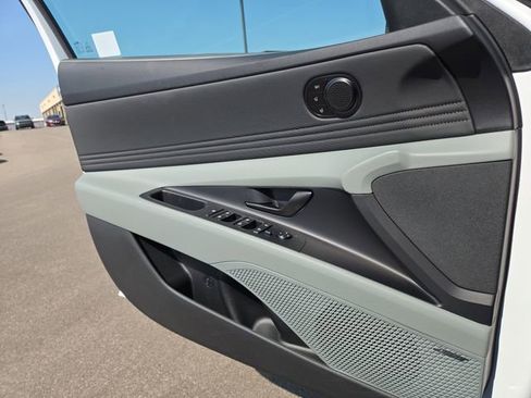 New 2025 Hyundai Elantra Limited FWD image 22