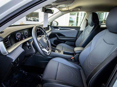 Certified 2025 Volkswagen Tiguan SE image 26