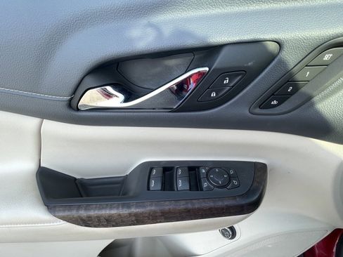 Used 2021 GMC Acadia Denali w/ Denali Technology Package image 22