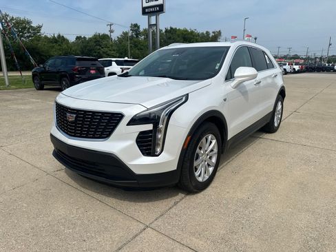 Used 2023 Cadillac XT4 Luxury w/ Cold Weather Package FWD image 7