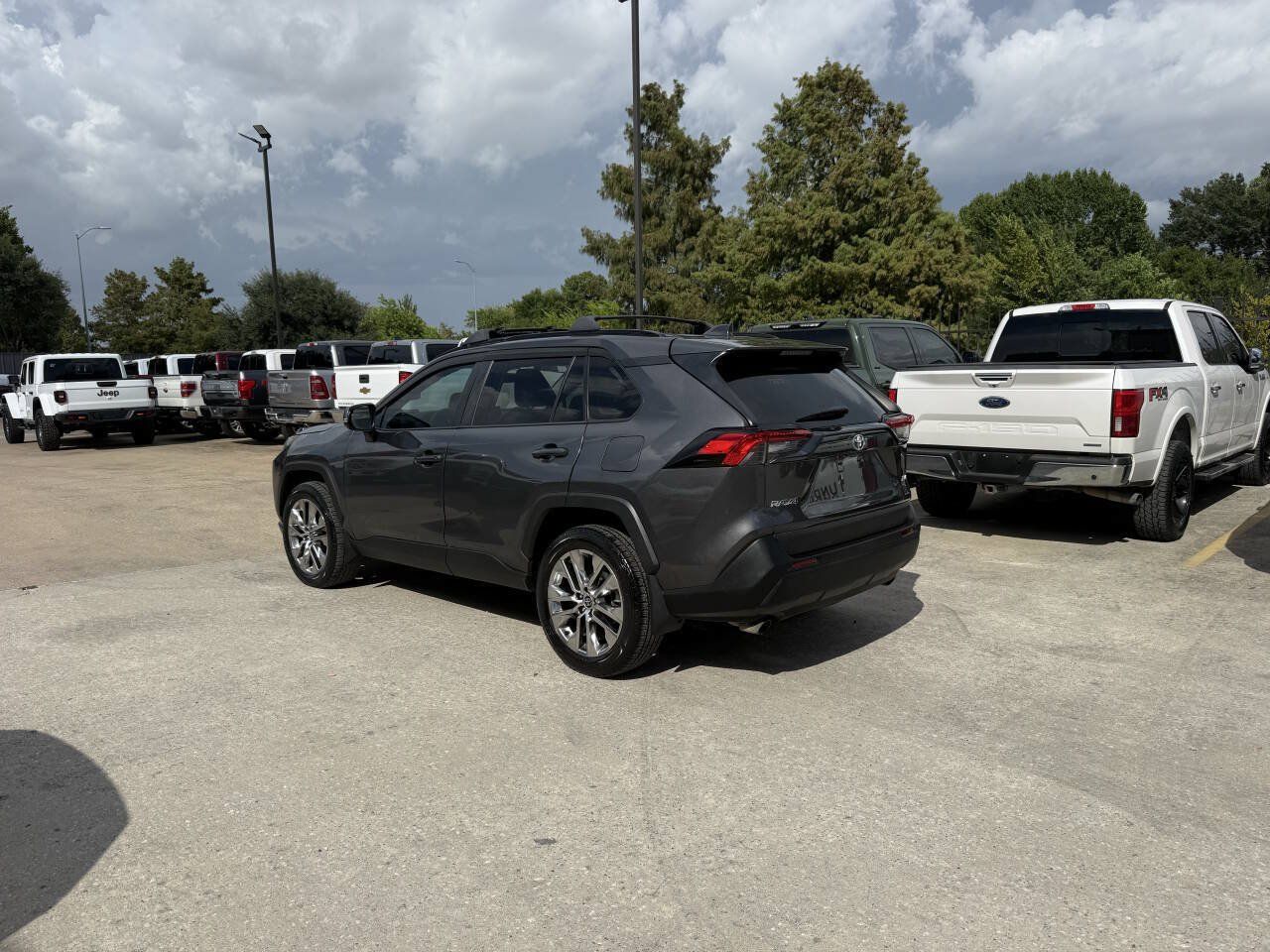 Used 2021 Toyota RAV4 XLE Premium FWD image 4