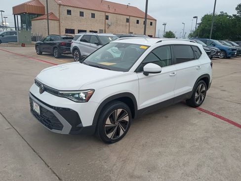 Used 2025 Volkswagen Taos SE AWD/4WD image 1