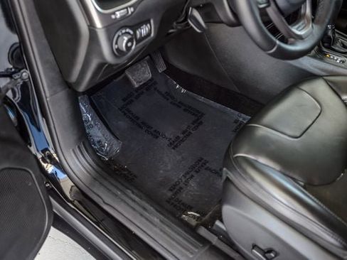 Used 2019 Jeep Cherokee Latitude Plus FWD image 40