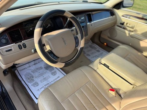 Used 2007 Lincoln Town Car Signature RWD image 9