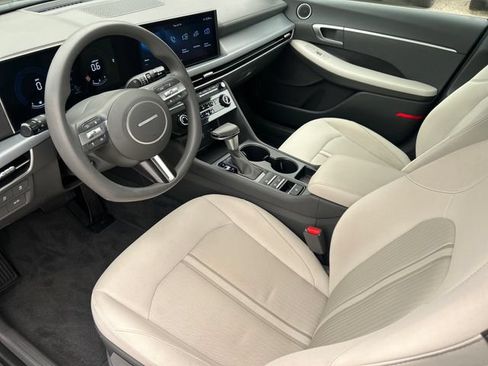 Used 2025 Hyundai Sonata SE FWD image 12