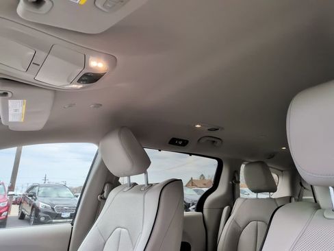 Used 2020 Chrysler Pacifica Limited w/ Advanced Safetytec Group image 21