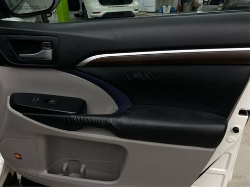 Used 2015 Toyota Highlander Limited AWD/4WD image 28
