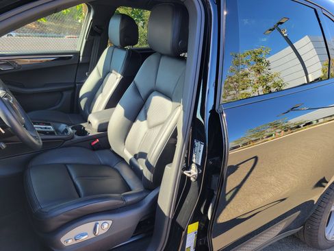 Certified 2024 Porsche Macan AWD/4WD image 5