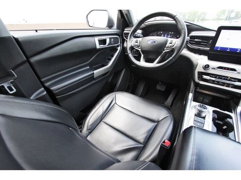 Used 2022 Ford Explorer XLT w/ Equipment Group 202A RWD image 11