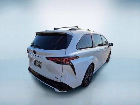 Used 2026 Toyota Sienna XSE FWD image 4