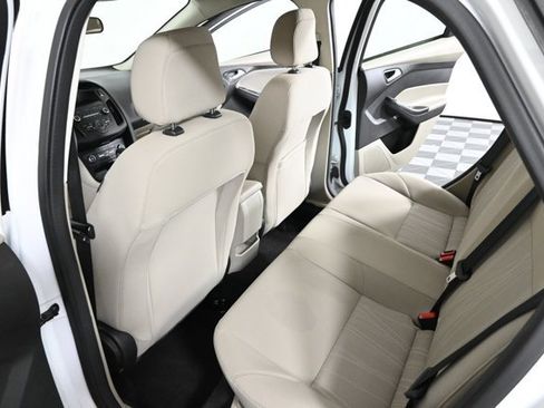 Used 2018 Ford Focus SE w/ SE Appearance Package image 12