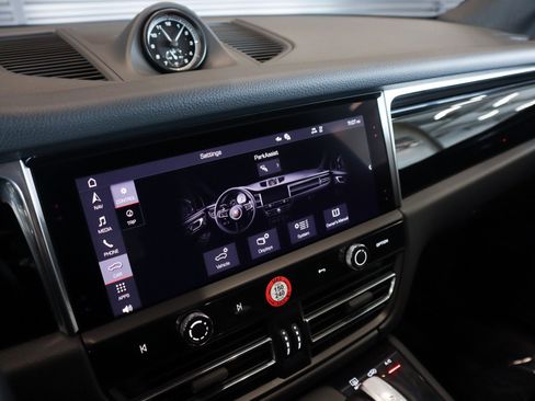 Certified 2025 Porsche Macan AWD/4WD image 16