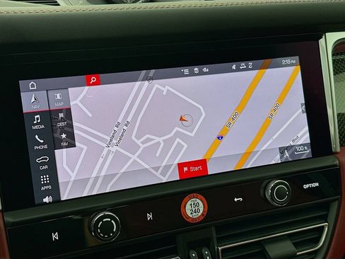 Certified 2025 Porsche Macan AWD/4WD image 16