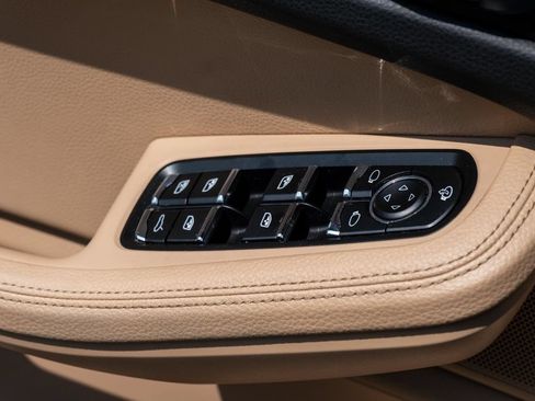 Used 2022 Porsche Macan w/ Premium Package Plus AWD/4WD image 14