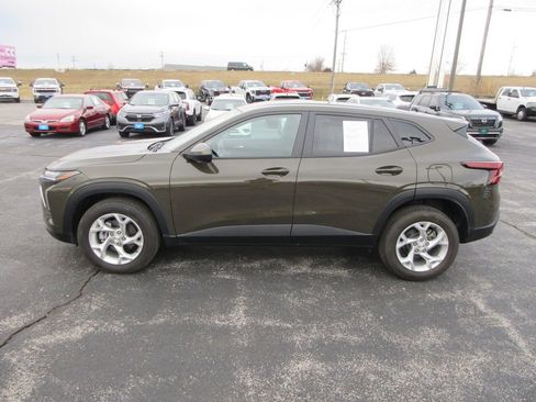 Used 2024 Chevrolet Trax LS w/ LS Convenience Package image 2