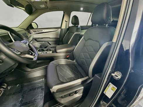 Used 2025 Volkswagen Atlas Peak Edition SE AWD/4WD image 28