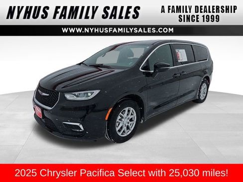 Used 2025 Chrysler Pacifica Select image 1