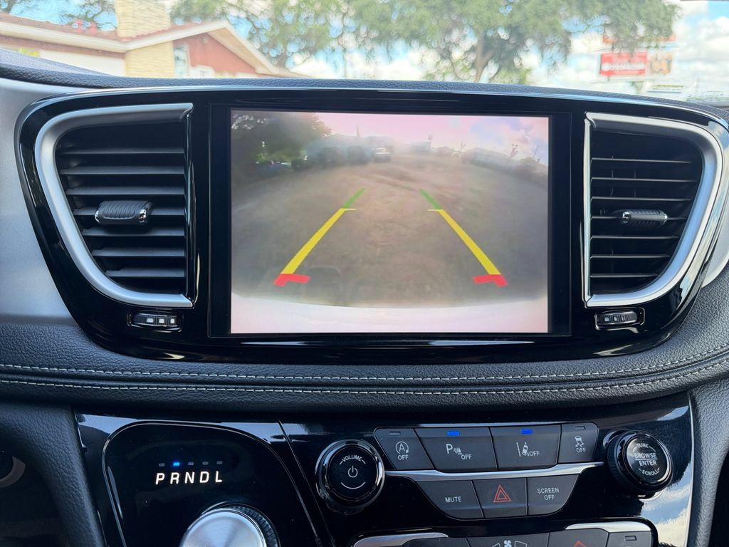 Used 2025 Chrysler Pacifica Limited FWD image 21