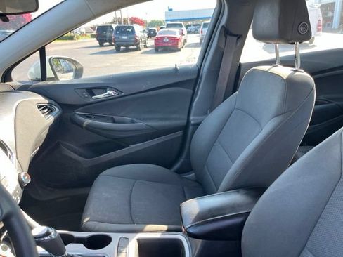 Used 2017 Chevrolet Cruze LS FWD image 9