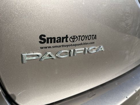 Used 2017 Chrysler Pacifica Touring w/ Tire & Wheel Group image 6