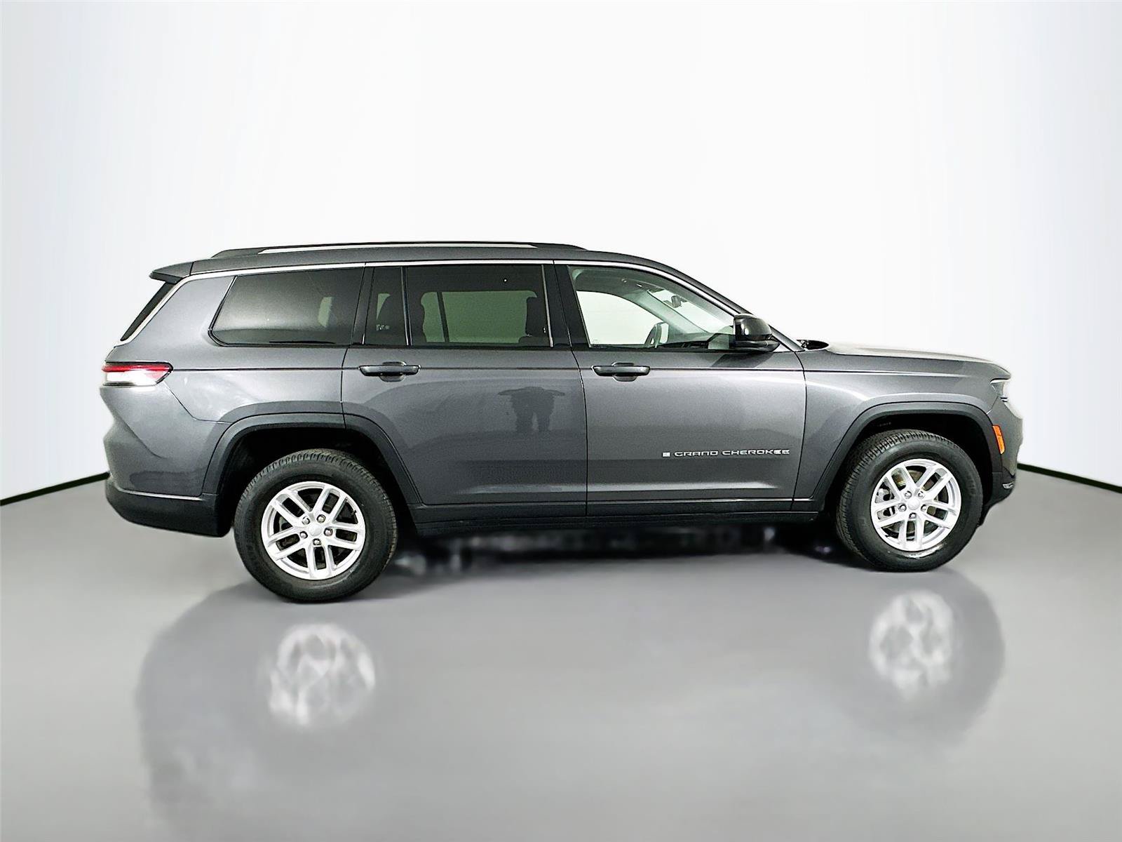 Used 2022 Jeep Grand Cherokee L Laredo w/ Luxury Tech Group I AWD/4WD image 17