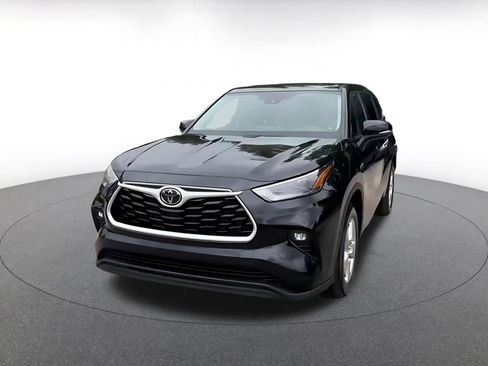 Used 2025 Toyota Highlander LE FWD image 7